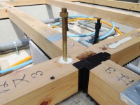 金物のすき間をコーキングで気密