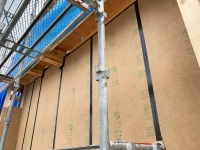 窓サッシのすき間をコーキングで気密