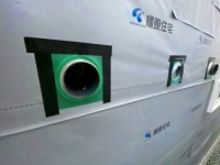 基礎貫通部配管のすき間を発泡ウレタンで気密